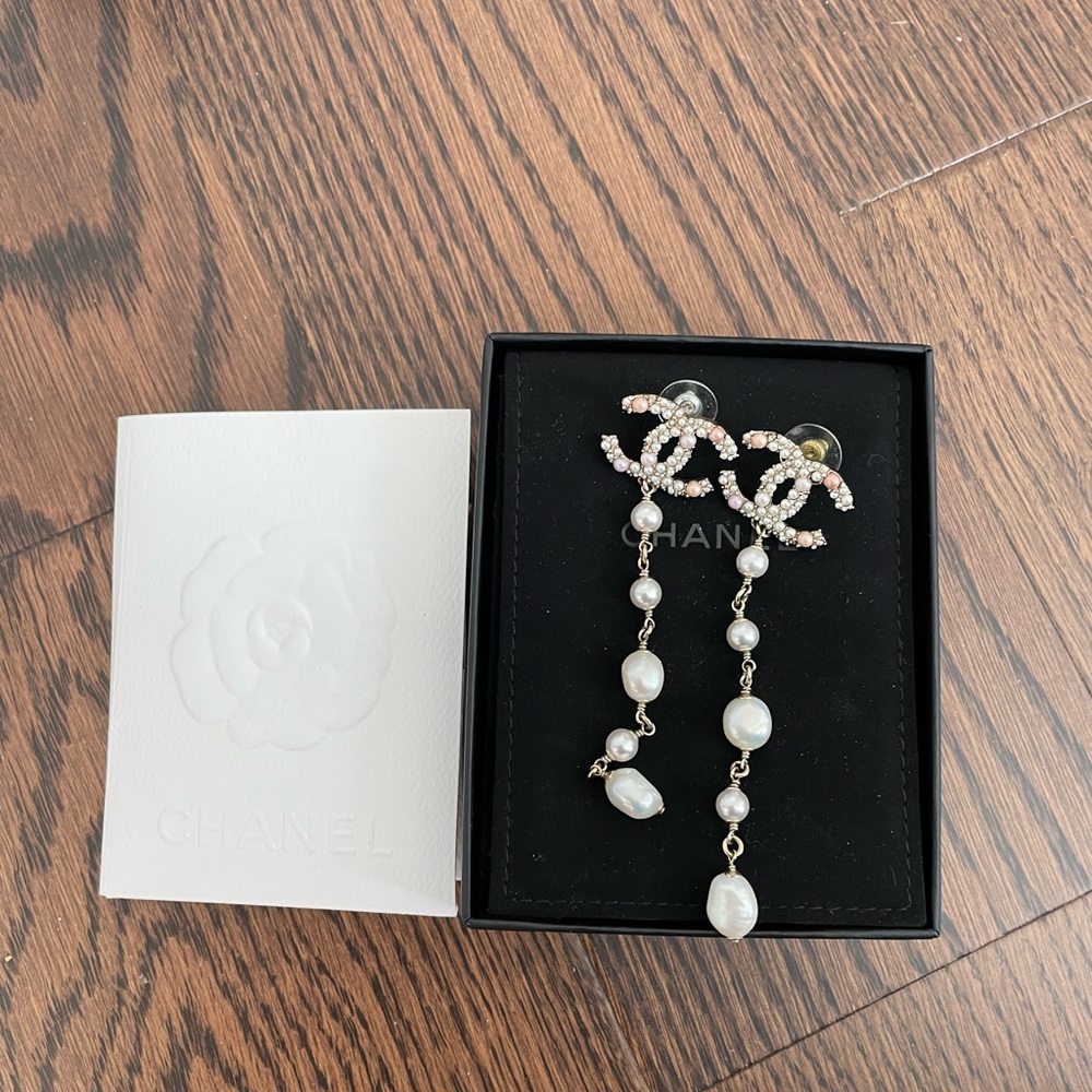 [Sold] Chanel 20K CC fresh pearl earring drops